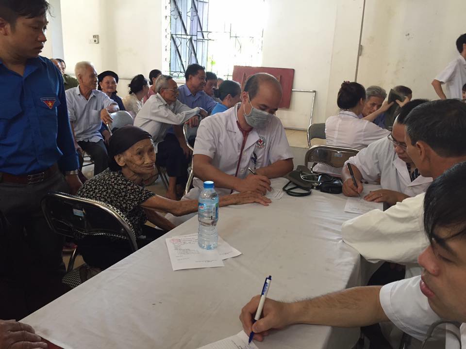 Câu lạc bộ Thầy thuốc trẻ Bệnh viện đa khoa tỉnh Bắc Ninh phối hợp với Hội Liên hiệp thanh niên, Đoàn thanh niên tỉnh Bắc Ninh khám, tư vấn sức khỏe và phát thuốc miễn phí cho các đối tượng chính sách huyện Lương Tài, tỉnh Bắc Ninh